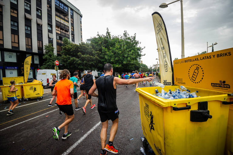 Lee más sobre el artículo Medio y Maratón Valencia siguen apostando por reciclar junto a Ecoembes