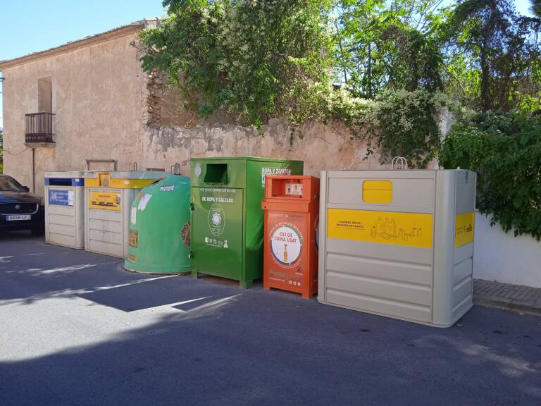 Lee más sobre el artículo Monóvar recibe 12 contenedores de envases que reparte por el término municipal
